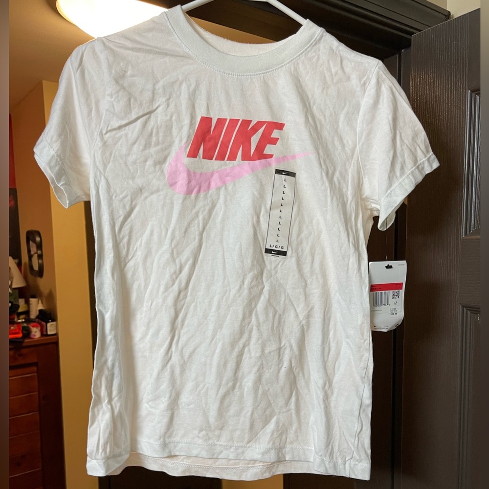 Size Large 👧 Girls Nike T-shirt 👕🤍❤️🩷